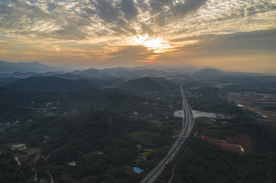 晚霞下的高速公路