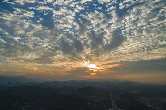 晚霞下的美丽乡村