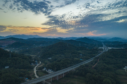 晚霞下的高速公路