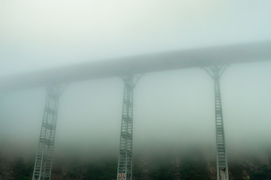 浓雾中的高架桥