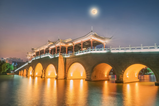 中国苏州金鸡湖风光和古廊桥夜景