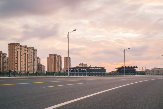 中国苏州城市道路和现代建筑