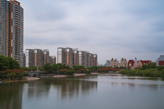 苏州活力广场风光和现代建筑