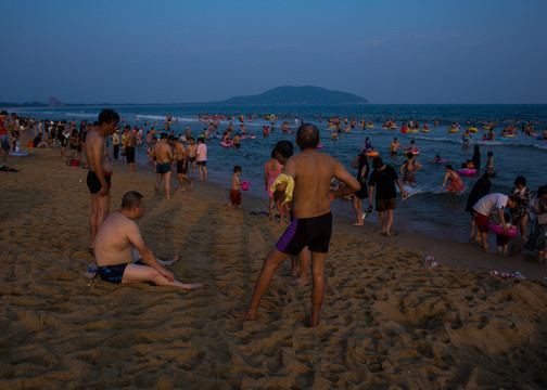 海滨浴场游泳