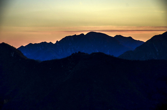 黄昏山岭