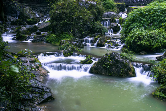 山涧群瀑