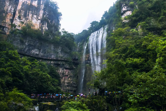 仰拍三峡大瀑布