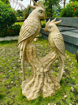 两只鸟雕像