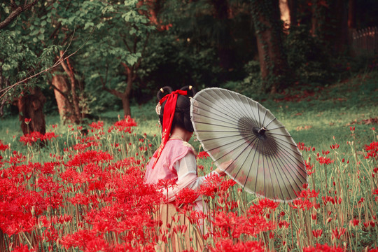 花丛撑伞古装美人