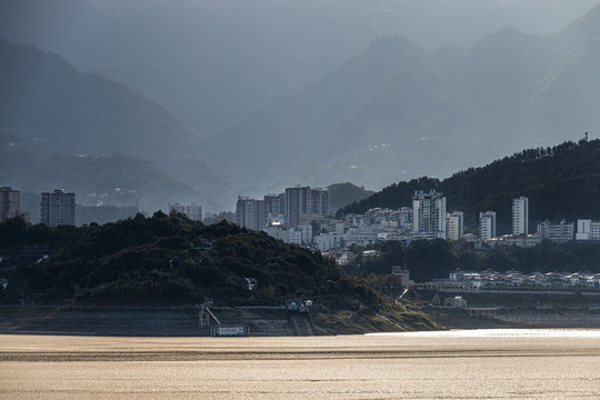 夕阳下的三峡人家