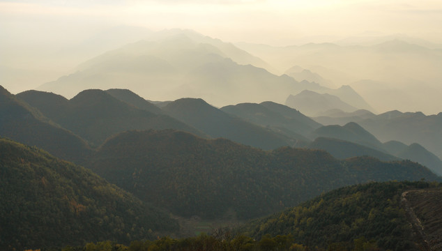 巫山梨子坪延绵起伏的山脉