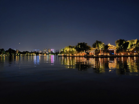 大明湖夜景