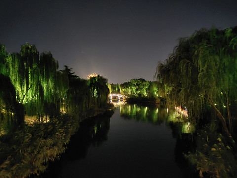 大明湖夜景