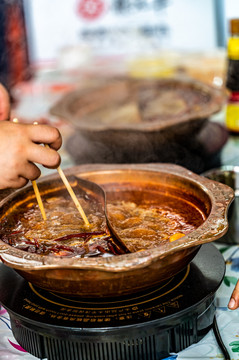 美食麻辣火锅现场制作