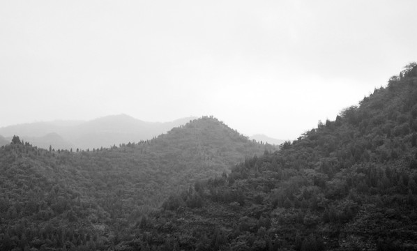 山峦黑白照