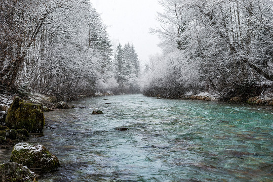 雪地溪流