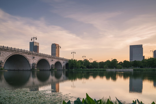 中国无锡太湖石拱桥和城市建筑
