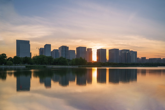 中国无锡太湖风光和城市天际线