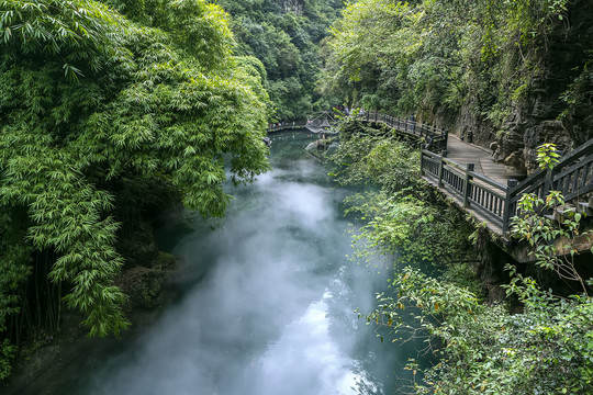 山水峡谷轻雾飘