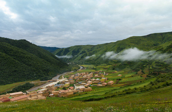 中国四川省阿坝县神座村的早晨