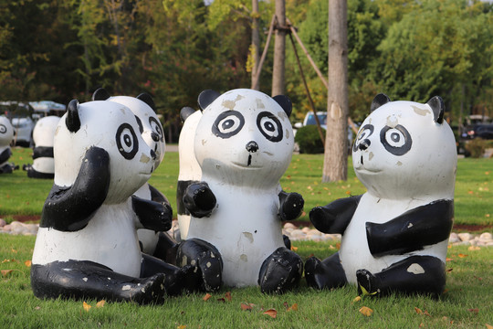 草地上的熊猫木偶