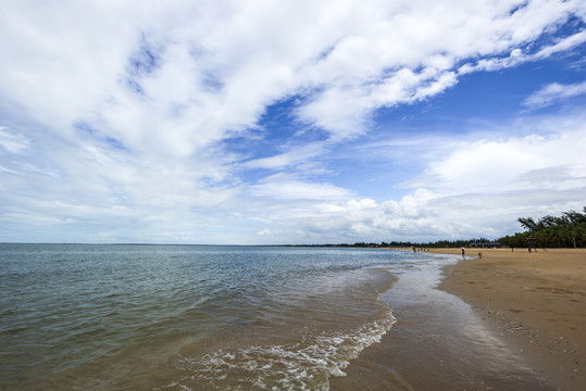 蓝天海滩