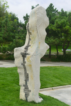 青岛雕塑园现代抽象雕塑不一