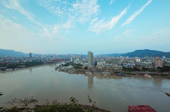 四川宜宾三江汇流与城市景观