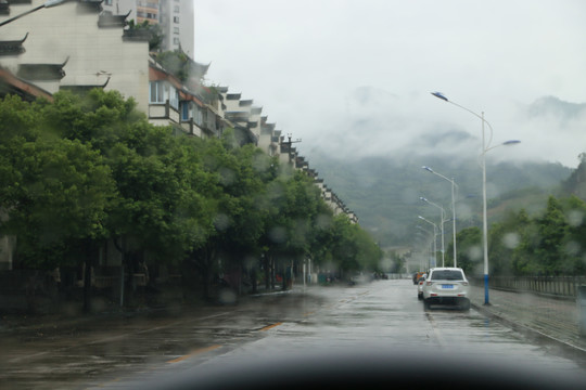 雨中即景