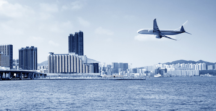 飞机飞过香港维多利亚港湾