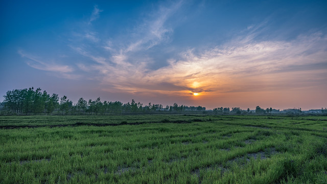 乡村黄昏夕阳西下