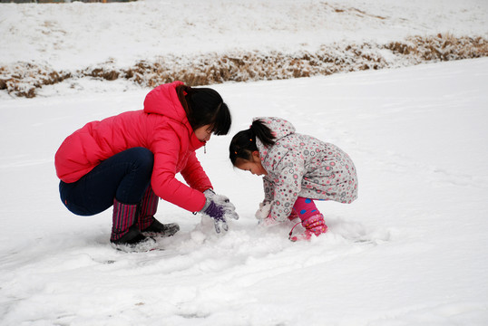 母女玩雪