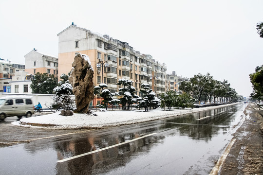 化雪中的城市