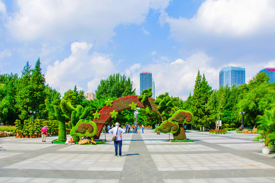 沈阳中山公园广场园艺孙中山雕像