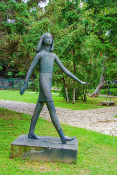沈阳中山公园年轻女人步行雕像
