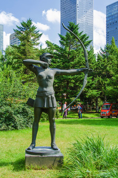 沈阳中山公园女子弯弓站立雕像