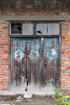 红砖墙旧门窗