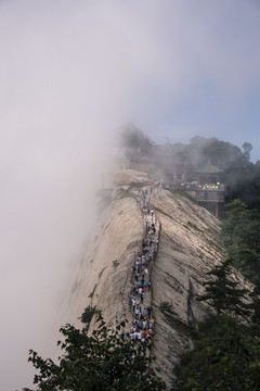 俯瞰华山西峰山脊险道与舍身崖