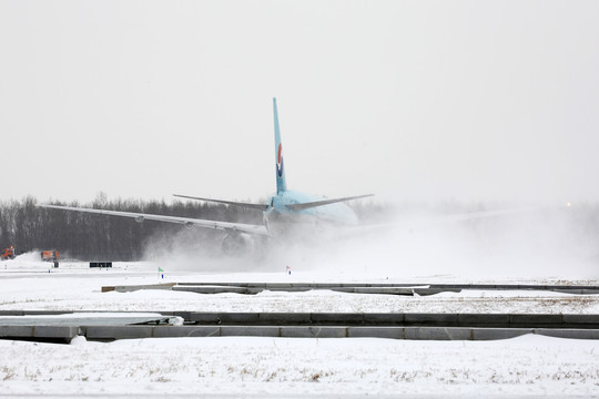 机场大雪飞机滑行