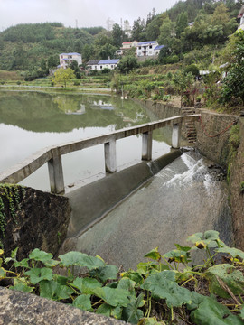 水库与水坝