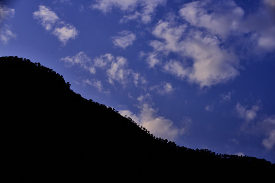 蓝天白云大山