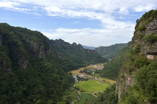 新昌穿岩十九峰景区的千丈幽谷