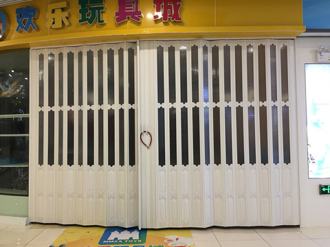 玩具店店门