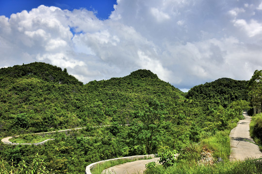 扶贫山路