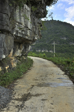 扶贫山路