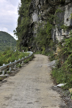 扶贫山路