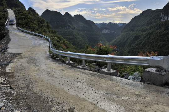 扶贫山路