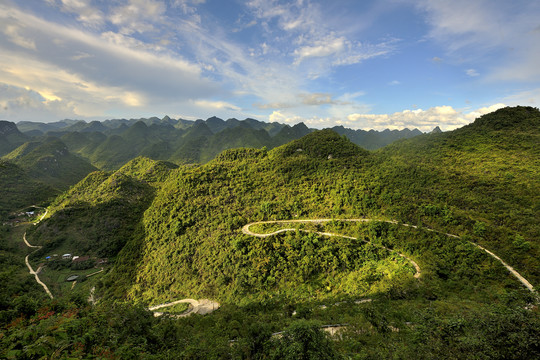 扶贫山路