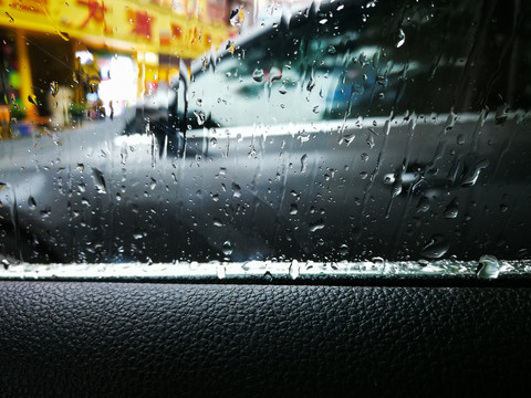 隔车窗拍摄雨景