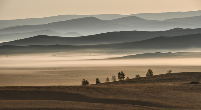 秋季坝上草原的晨雾